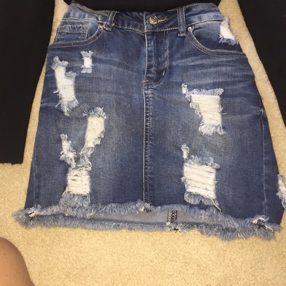 Jean skirt with a black v neck long sleeve - Picture 2 of 6